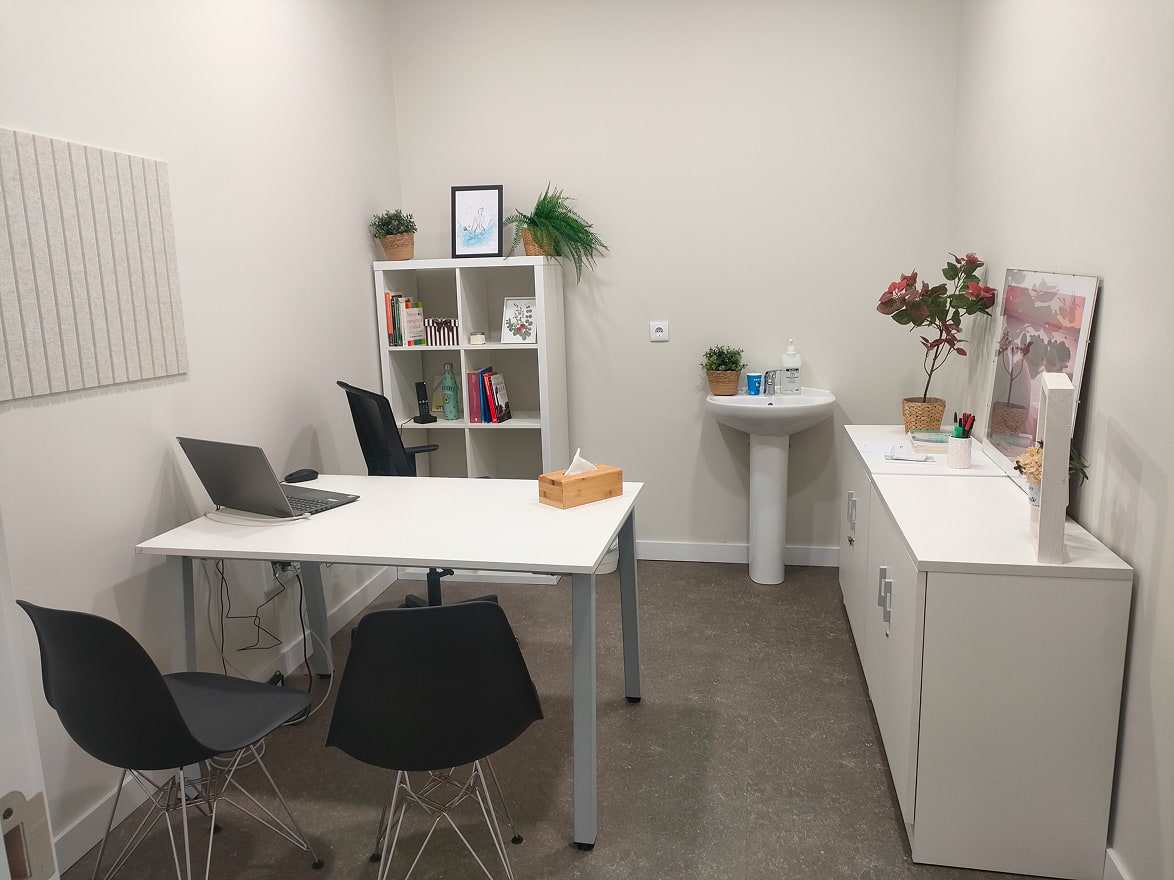 Sala de consulta de Ita Tarragona con escritorio, estantería y lavabo
