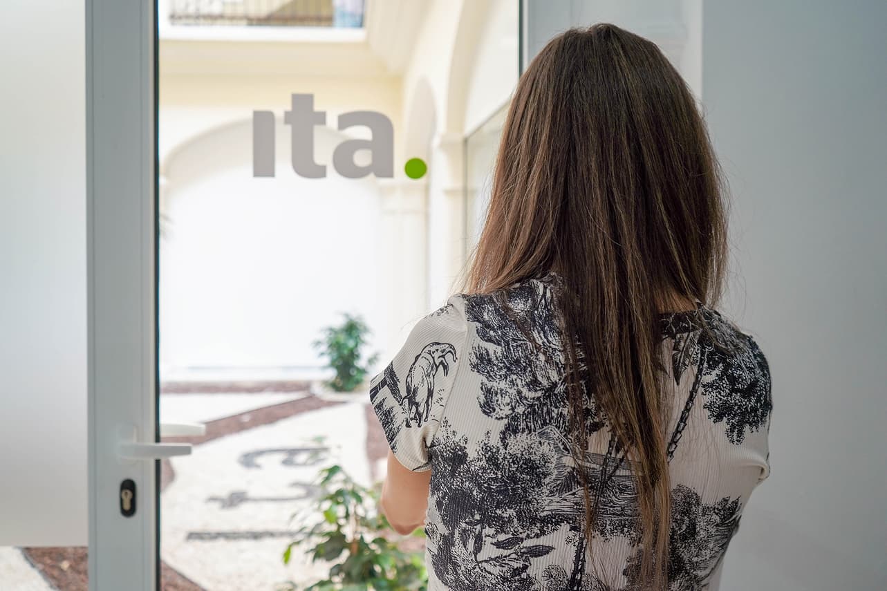 Entrada de Ita Torre del Mar con una persona accediendo al centro