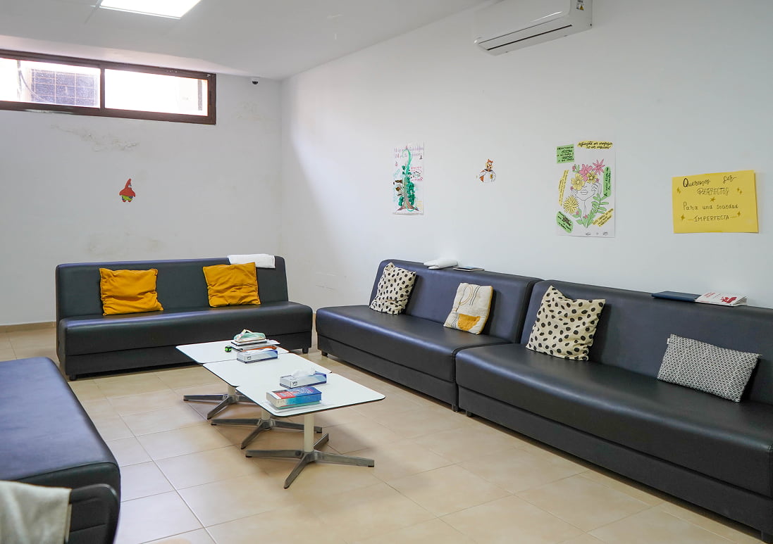 Sala de estar de Ita Torre del Mar con sofás y zona de lectura
