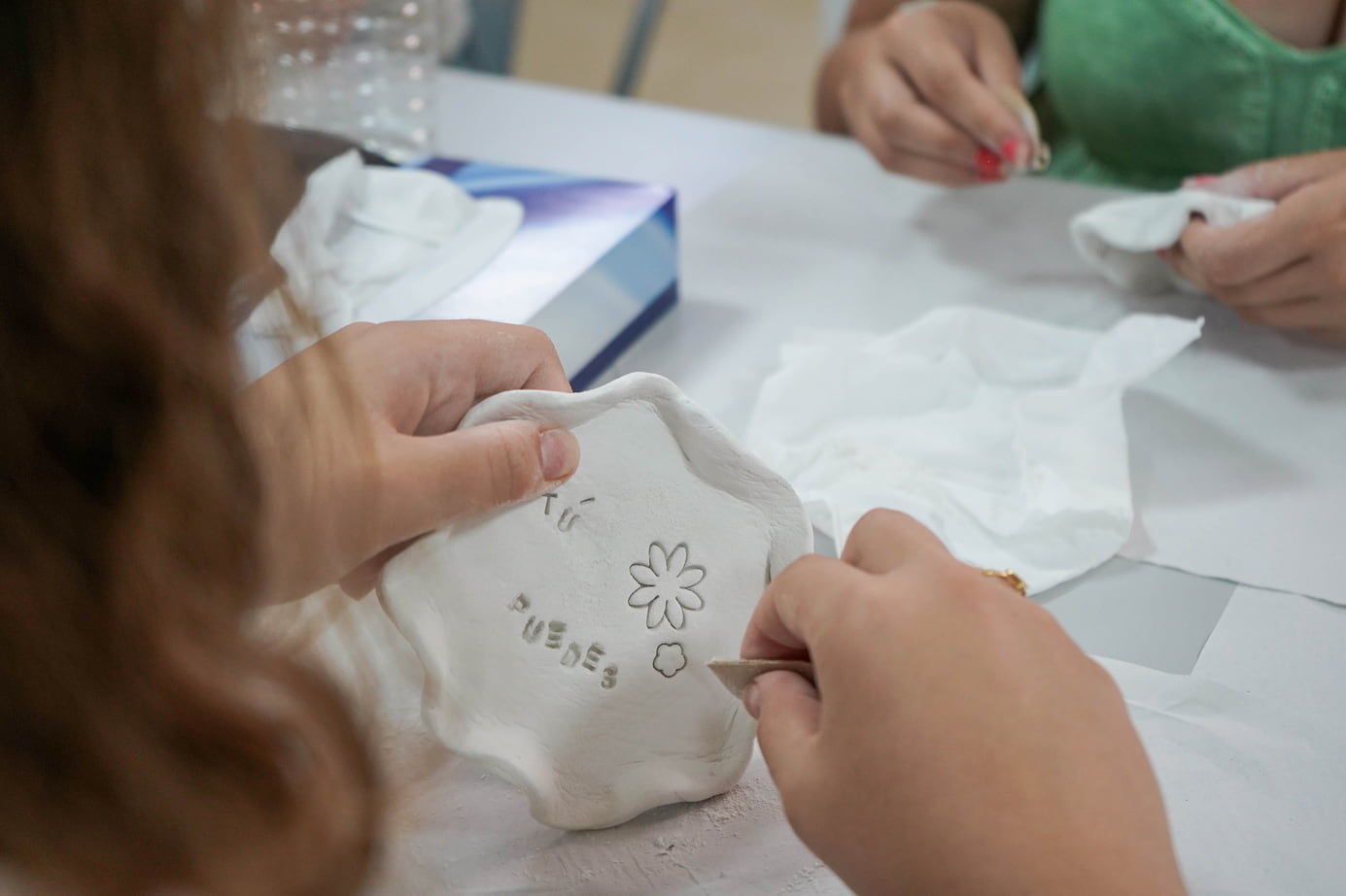 Persona realizando actividad de cerámica