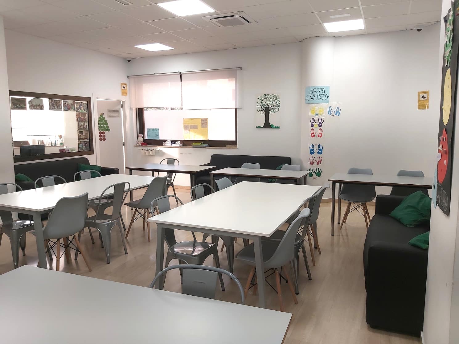 Amplia sala con numerosas mesas y sillas de comedor