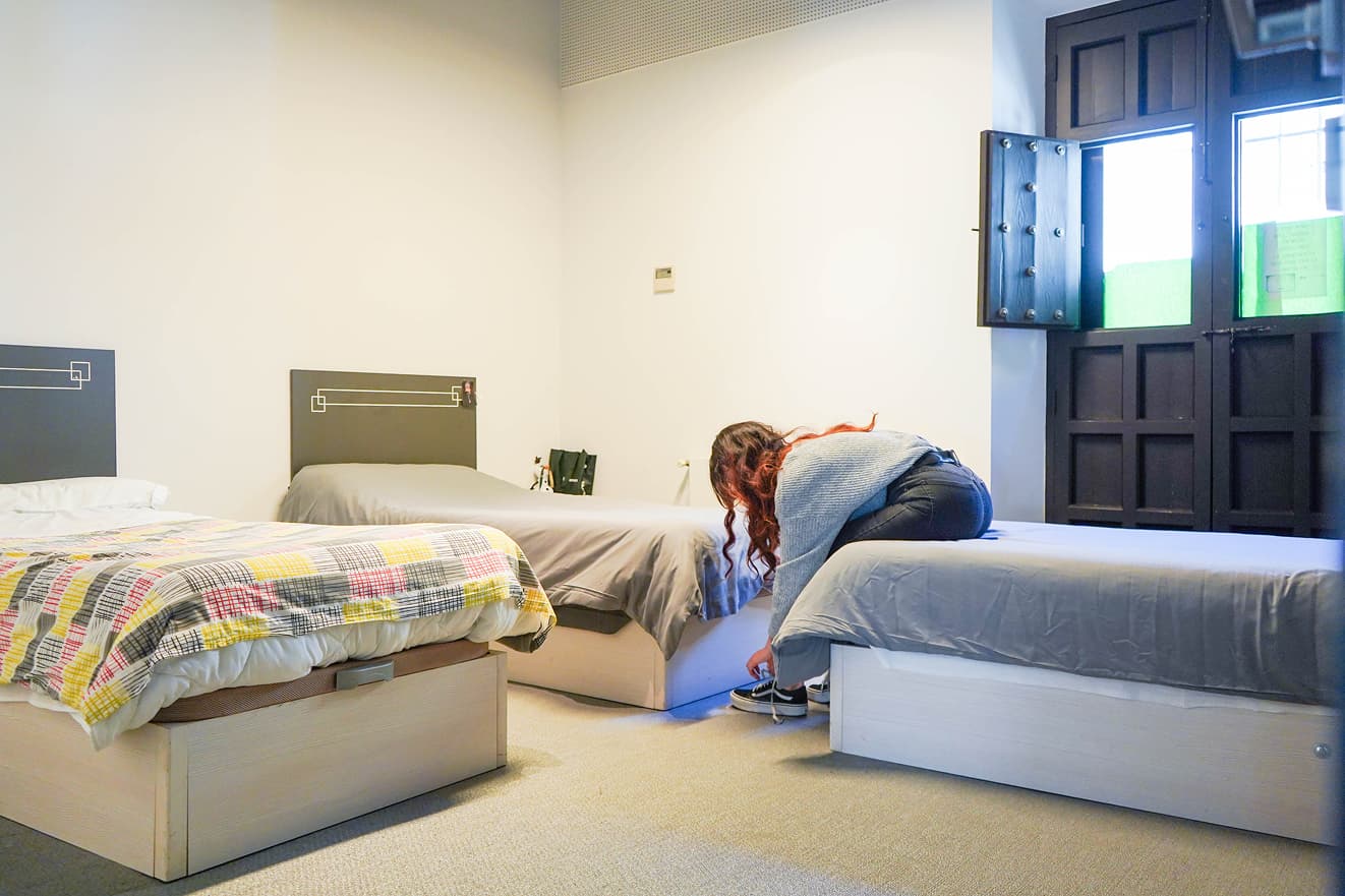 Habitación compartida de Ita Vidrio con camas individuales y una joven