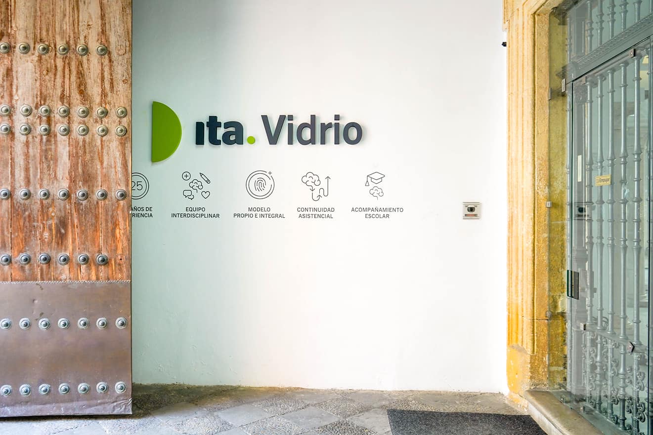 Entrada de Ita Vidrio con el nombre del centro y sus valores de atención