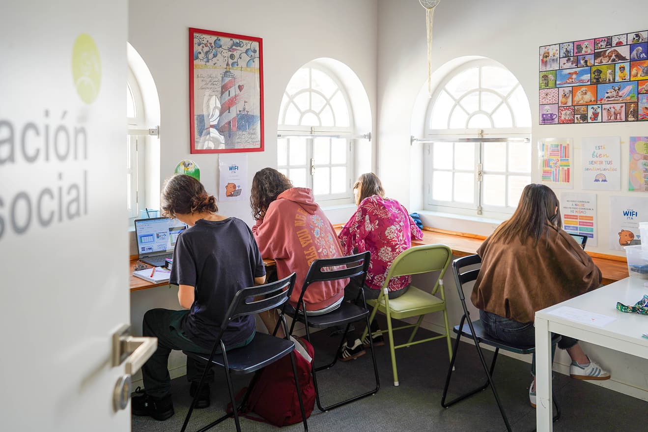 Jóvenes estudiando con ordenadores portátiles en una sala de Ita Vidrio