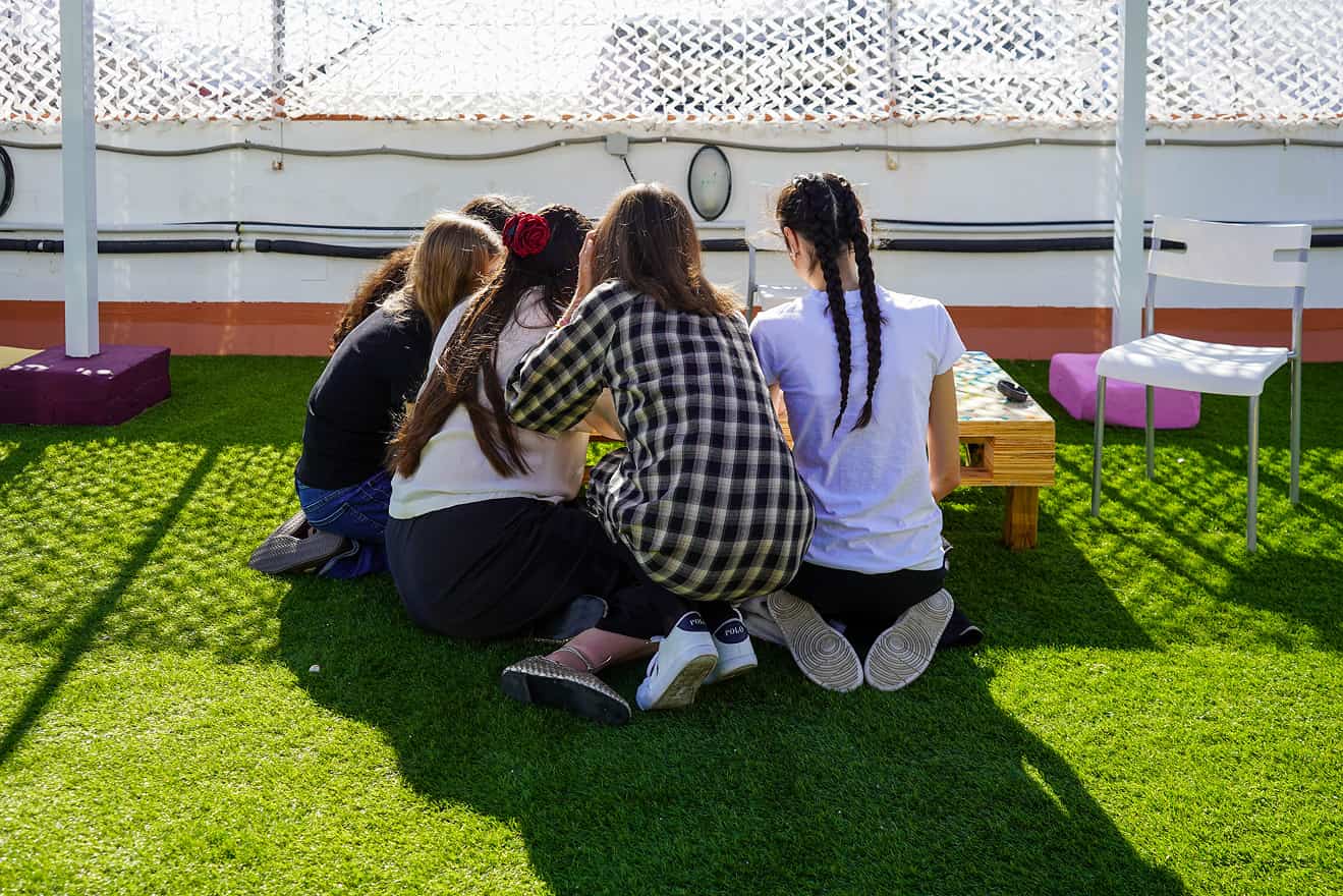 Zona común de Ita Vidrio con jóvenes estudiando y espacios de trabajo