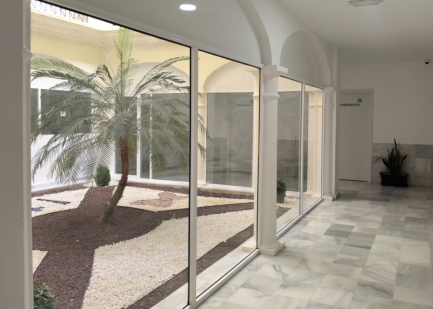 Centro ita con patio interior y tragaluz