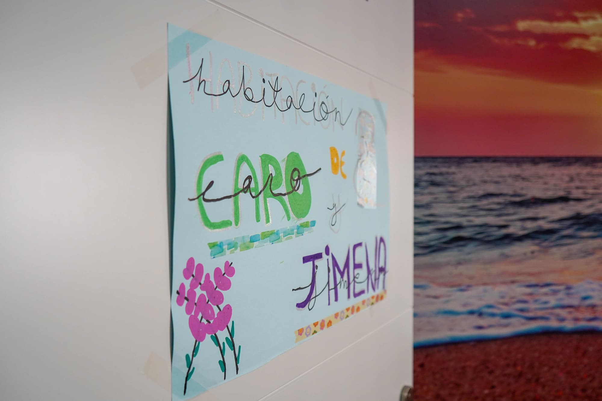 Puerta con un dibujo infantil
