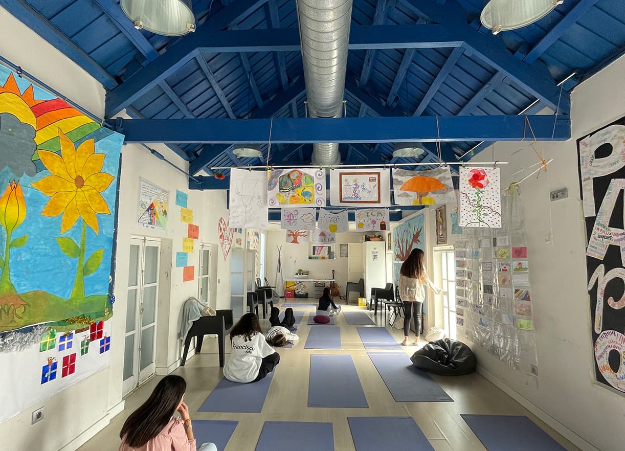 Ático decorado con mapas, dibujos y de tejados azules.