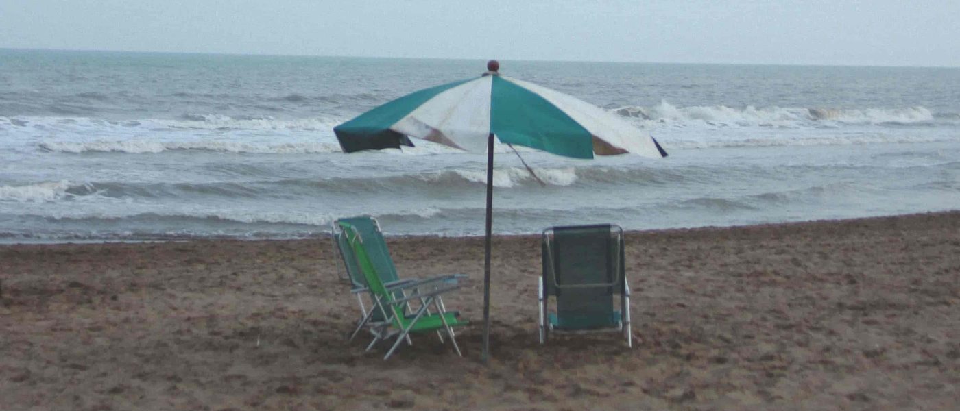 Playa solitaria con sombrillas